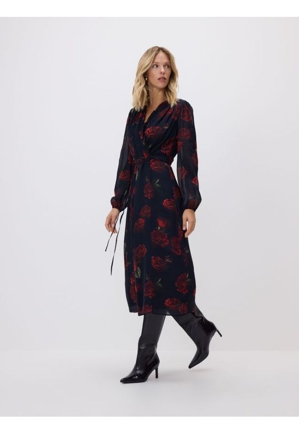 Reserved - Sukienka z nadrukiem w róże - czarny. Kolor: czarny. Materiał: wiskoza. Wzór: nadruk