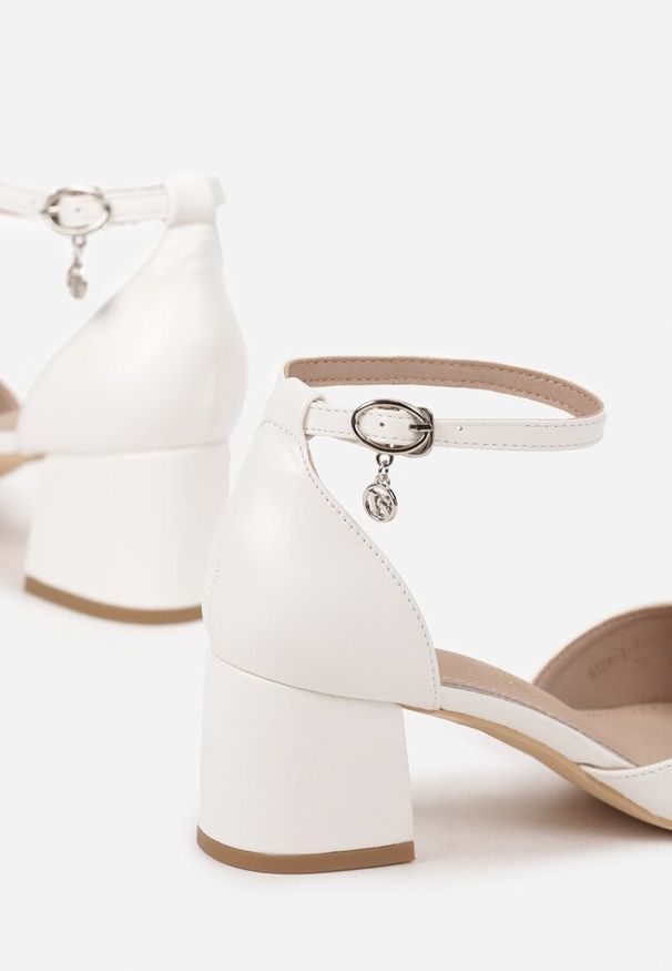 Born2be - Białe Czółenka Vices na Obcasie z Wkładką ze Skóry Naturalnej z Metaliczną Aplikacją Lilindraen. Okazja: na co dzień. Nosek buta: szpiczasty. Zapięcie: sprzączka. Kolor: biały. Wzór: aplikacja. Materiał: skóra. Obcas: na obcasie. Styl: casual, elegancki. Wysokość obcasa: średni