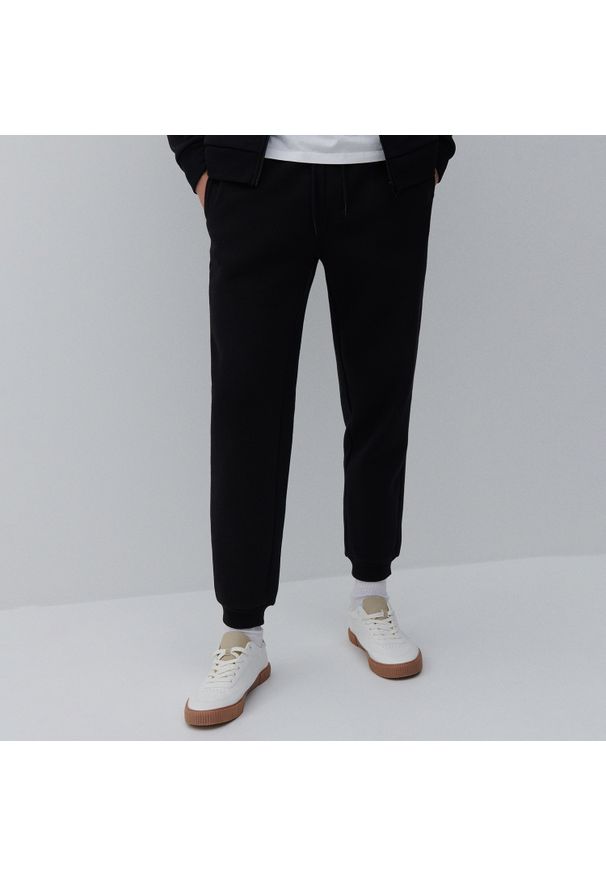 Reserved - Melanżowe spodnie dresowe - Czarny. Kolor: czarny. Materiał: dresówka. Wzór: melanż