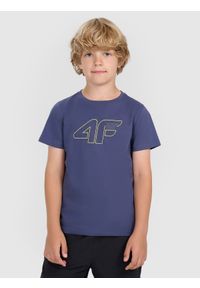 4f - 4F T-shirt regular z nadrukiem chłopięcy - granatowy 122 (6-7 lat). Okazja: na co dzień. Kolor: niebieski. Materiał: jersey, materiał, bawełna. Długość rękawa: krótki rękaw. Długość: krótkie. Wzór: nadruk. Sezon: lato. Styl: casual, sportowy, klasyczny #1