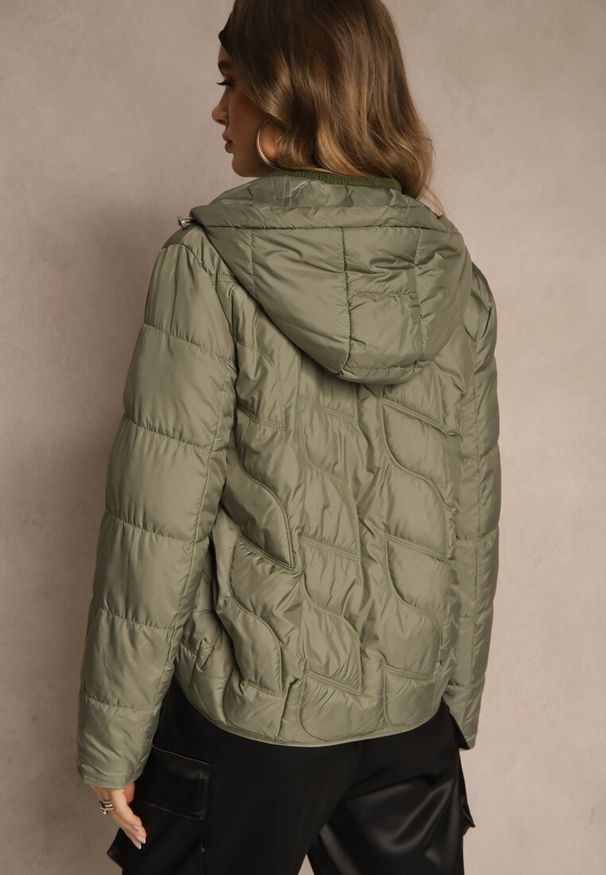 Renee - Jasnozielona Kurtka Przejściowa z Kapturem w Oryginalne Pikowane Przeszycia Arivitta. Okazja: na spacer. Typ kołnierza: kaptur. Kolor: zielony. Materiał: poliester, jeans