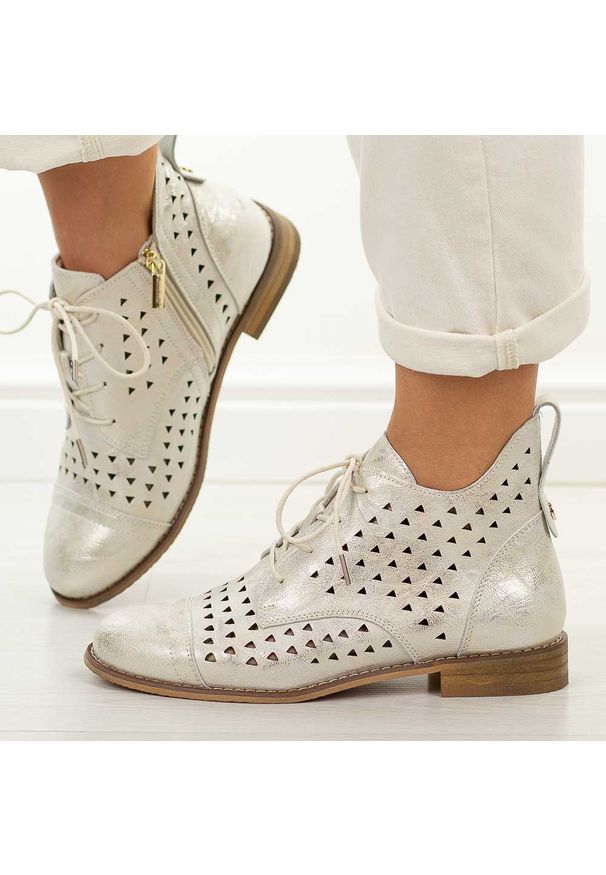 Złote skórzane ażurowe botki damskie Cambell 19422. Okazja: na co dzień. Nosek buta: okrągły. Kolor: złoty. Szerokość cholewki: normalna. Wzór: ażurowy. Materiał: skóra. Sezon: wiosna, lato, jesień. Obcas: na obcasie. Styl: casual, klasyczny, elegancki. Wysokość obcasa: niski
