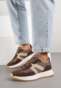 Born2be - Brązowe Płaskie Sneakersy z Geometrycznym Wzorem Nawla. Nosek buta: okrągły. Zapięcie: sznurówki. Kolor: brązowy. Materiał: materiał. Wzór: geometria. Obcas: na obcasie. Wysokość obcasa: niski