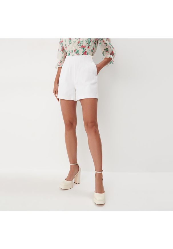Mohito - Jeansowe szorty - Biały. Kolor: biały. Materiał: jeans