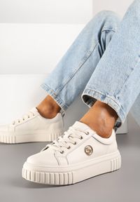 Born2be - Beżowe Skórzane Sneakersy na Grubej Podeszwie z Metaliczną Aplikacją Dolarisa. Okazja: na co dzień. Kolor: beżowy. Materiał: skóra. Wzór: aplikacja #5