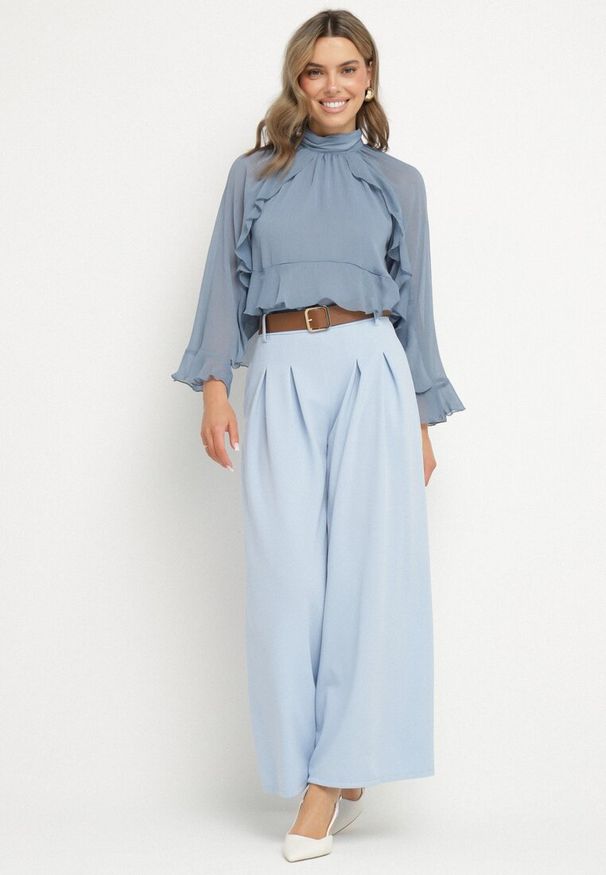 Born2be - Jasnoniebieskie Szerokie Spodnie z Wysokim Stanem i Paskiem Rasalla. Okazja: na co dzień. Stan: podwyższony. Kolor: niebieski. Styl: elegancki, casual