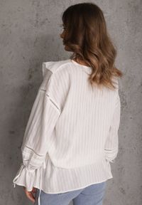 Renee - Biała Eteryczna Bluzka z Bawełny Zdobiona Falbankami i Ściągaczem w Pasie Cezarelle. Okazja: na randkę. Typ kołnierza: kołnierz z falbankami. Kolor: biały. Materiał: bawełna. Wzór: aplikacja #7