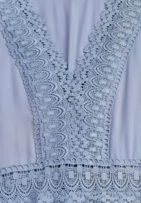 Renee - Niebieska Sukienka Rozkloszowana z Falbanką i Koronką Kiaya. Kolor: niebieski. Materiał: koronka. Wzór: koronka. Długość: maxi #5