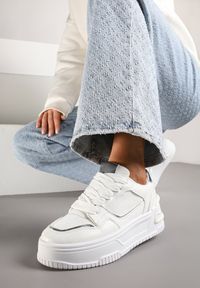 Renee - Białe Sneakersy na Platformie Ozdobionej Tłoczeniem Deovithra. Okazja: na co dzień. Zapięcie: sznurówki. Kolor: biały. Materiał: jeans. Wzór: aplikacja. Obcas: na platformie