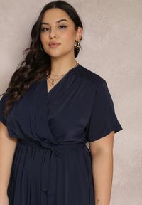 Renee - Granatowa Sukienka z Gumką w Pasie i Kopertowym Dekoltem Azrah. Kolor: niebieski. Typ sukienki: kopertowe. Długość: mini #3