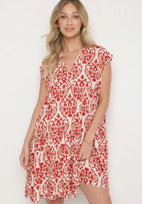 Born2be - Czerwona Bawełniane Sukienka o Rozkloszowanym Kroju Ozdobiona Falbanką Linola. Okazja: na co dzień. Kolor: czerwony. Materiał: bawełna. Wzór: aplikacja. Sezon: lato. Styl: elegancki, casual #1