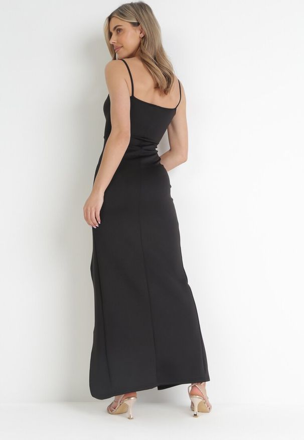 Born2be - Czarna Dopasowana Sukienka Maxi na Ramiączkach z Rozcięciem Carloti. Kolor: czarny. Długość rękawa: na ramiączkach. Typ sukienki: kopertowe. Styl: elegancki. Długość: maxi