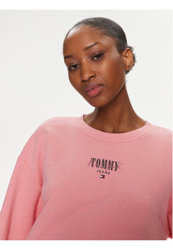 Tommy Jeans Bluza Essential Logo DW0DW17796 Różowy Relaxed Fit. Kolor: różowy. Materiał: bawełna, syntetyk