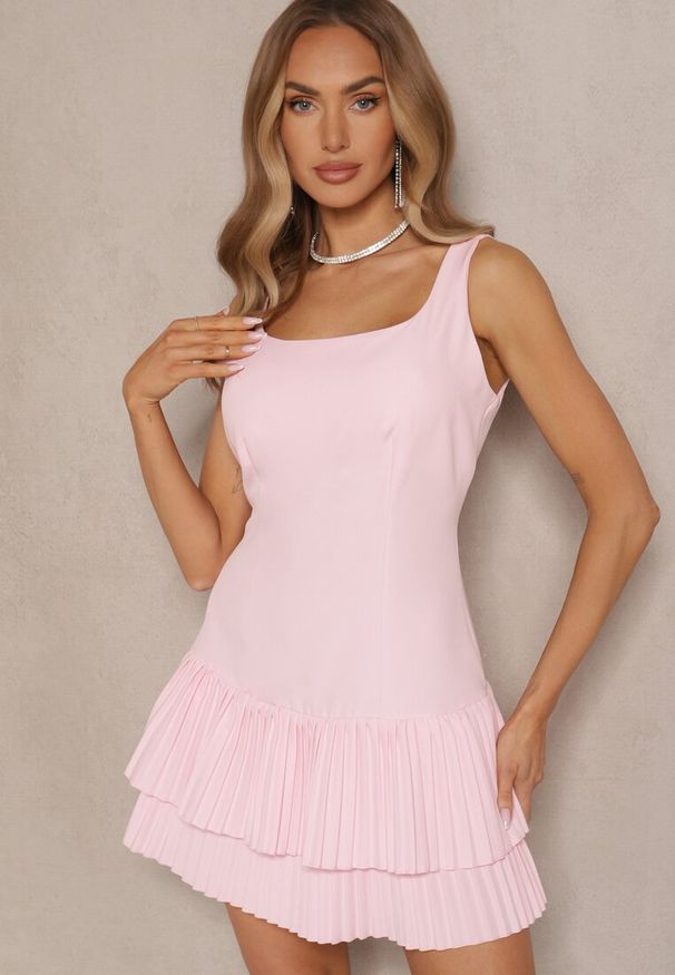 Renee - Różowa Rozkloszowana Sukienka o Taliowanym Kroju z Plisami Sorviane. Kolor: różowy. Wzór: aplikacja. Typ sukienki: plisowane, rozkloszowane. Styl: elegancki