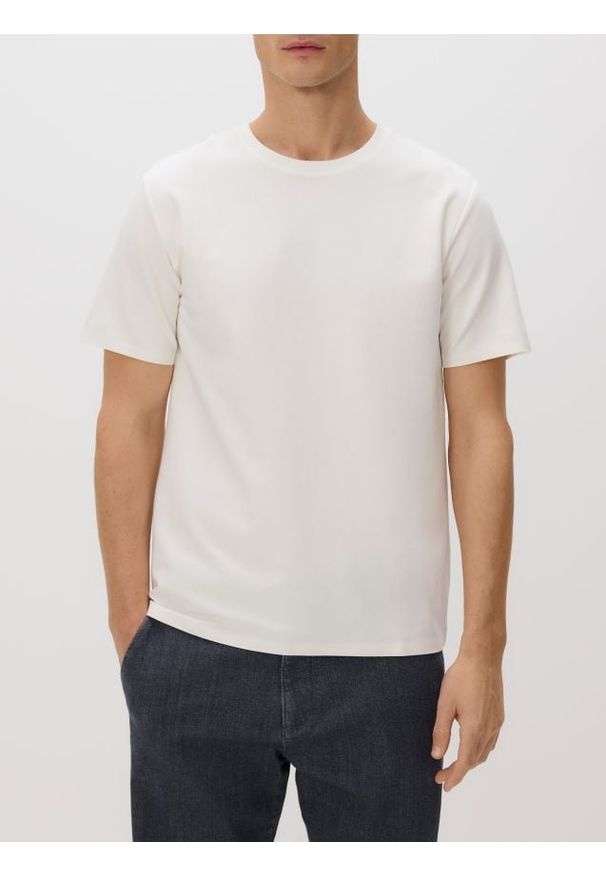 Reserved - Gładki t-shirt regular fit - złamana biel. Materiał: bawełna, dzianina. Wzór: gładki