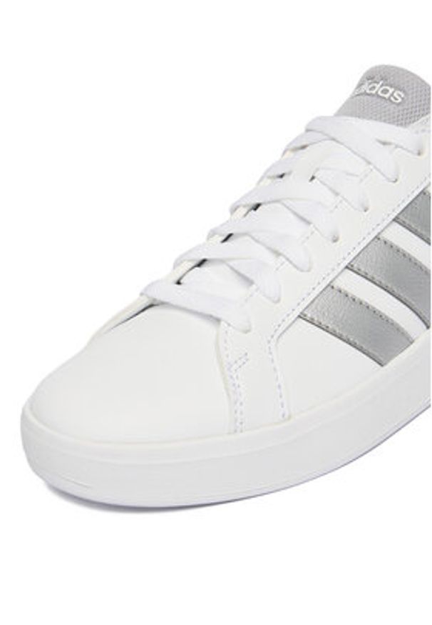 Adidas - adidas Sneakersy CEO-GRAND COURT 3.0 J JP9363 Biały. Kolor: biały. Materiał: materiał