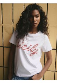 Reserved - T-shirt z naszywaną aplikacją - złamana biel. Materiał: bawełna, dzianina. Wzór: aplikacja #1