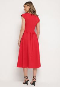 Born2be - Czerwona Rozkloszowana Sukienka Vices z Dekoltem Typu Łódka Milasena. Okazja: na co dzień. Kolor: czerwony. Materiał: jeans. Wzór: aplikacja. Typ sukienki: rozkloszowane. Styl: casual #3