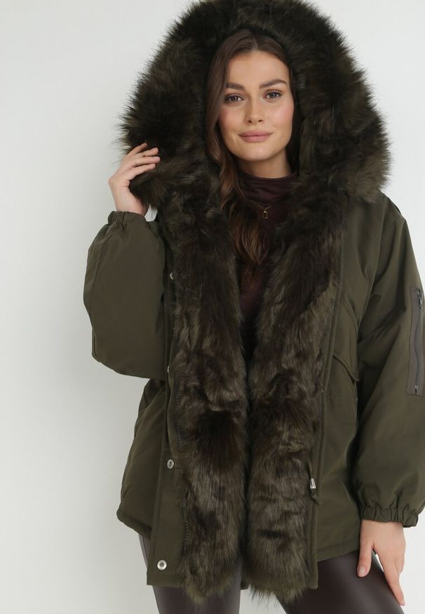 Born2be - Ciemnozielona Kurtka Parka Oversize z Futerkiem Mitto. Kolor: zielony. Materiał: futro. Długość rękawa: długi rękaw. Długość: długie. Sezon: zima, jesień. Styl: klasyczny, elegancki