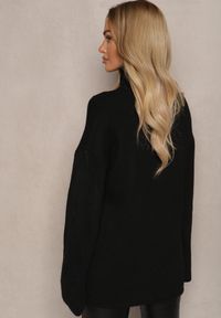Renee - Czarny Golf o Wydłużonym Kroju w Romby Hennsa. Okazja: na co dzień. Typ kołnierza: golf. Kolor: czarny. Materiał: jeans. Styl: casual