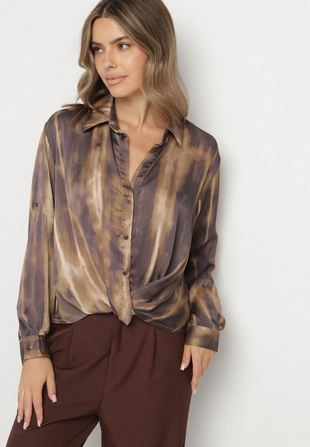 Born2be - Brązowa Koszula z Drapowaniem u Dołu i Podpinanymi Rękawami Estiria. Okazja: na co dzień, na spotkanie biznesowe. Typ kołnierza: kołnierzyk klasyczny. Kolor: brązowy. Materiał: jeans. Długość rękawa: długi rękaw. Długość: długie. Styl: biznesowy, klasyczny, casual, elegancki