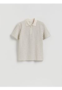 Reserved - Koszulka polo comfort w paski - złamana biel. Typ kołnierza: polo. Materiał: bawełna, dzianina. Wzór: paski