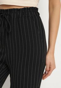 Born2be - Czarne Wiskozowe Spodnie z Wysokim Stanem w Paski Linareluna. Okazja: na co dzień, na imprezę. Stan: podwyższony. Kolor: czarny. Materiał: wiskoza. Wzór: paski. Styl: elegancki, casual #5
