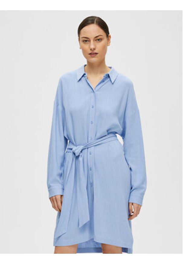 Selected Femme Sukienka koszulowa 16089666 Niebieski Relaxed Fit. Kolor: niebieski. Materiał: wiskoza. Typ sukienki: koszulowe