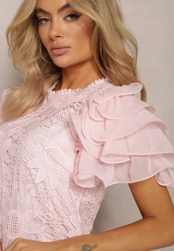 Renee - Różowa Sukienka Dopasowana Mini z Koronką i Falbankami Offiamea. Okazja: na imprezę, na co dzień. Typ kołnierza: kołnierz z falbankami. Kolor: różowy. Wzór: koronka. Typ sukienki: proste. Materiał: koronka. Długość rękawa: krótki rękaw. Styl: elegancki, casual. Długość: mini