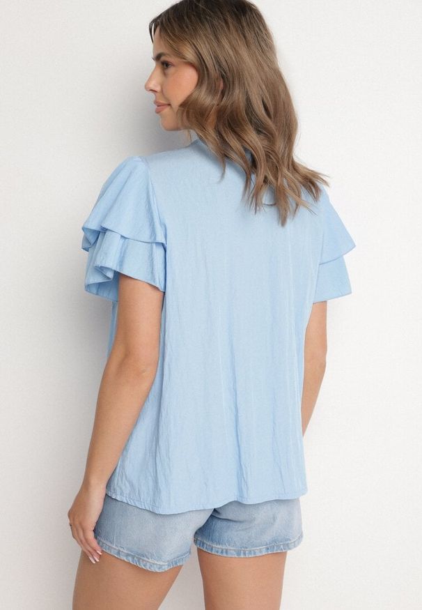 Born2be - Jasnoniebieska Bluzka z Wiskozą o Trapezowym kroju z Falbankami i Elastyczną Wstawką Dorlimi. Okazja: na co dzień. Typ kołnierza: kołnierz z falbankami. Kolor: niebieski. Materiał: wiskoza. Styl: casual, elegancki