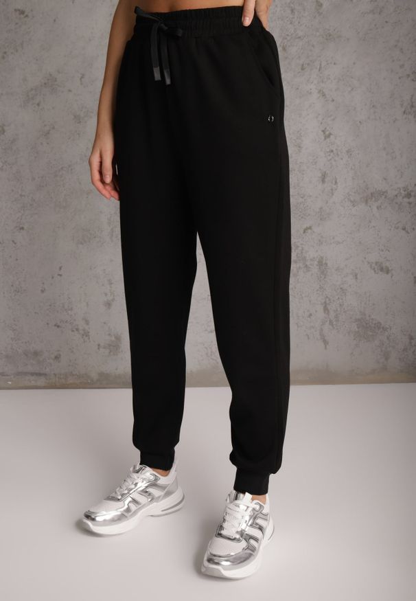 Renee - Czarne Sportowe Spodnie Typu Jogger High Waist ze Ściągaczem w Talii Isirona. Okazja: na co dzień. Stan: podwyższony. Kolor: czarny. Długość: krótkie. Styl: sportowy