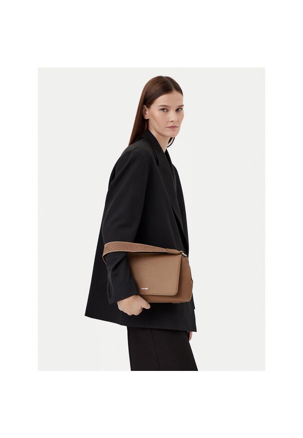 Torebka Calvin Klein. Kolor: beżowy