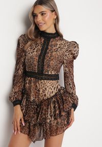 Born2be - Brązowa Rozkloszowana Sukienka Kombinezon Mini z Falbankami Gilha. Typ kołnierza: kołnierz z falbankami. Kolor: brązowy. Materiał: koronka. Wzór: aplikacja. Długość: mini