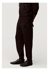 Calvin Klein Jeans Spodnie dresowe 350GSM FLEECE GIFT G Czarny Casual Fit. Kolor: czarny. Materiał: dresówka #4