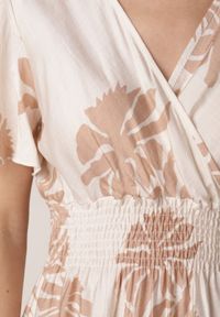 Born2be - Beżowa Wiskozowa Sukienka o Rozkloszowanym Kroju z Kopertowym Dekoltem Morgassa. Okazja: na co dzień. Kolor: beżowy. Materiał: wiskoza. Wzór: kwiaty. Sezon: lato. Typ sukienki: kopertowe. Styl: casual, klasyczny #5