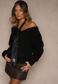 Renee - Czarny Sweter z Kaszmirem i Trójkątnym Dekoltem Plenne. Kolor: czarny. Materiał: kaszmir. Styl: klasyczny