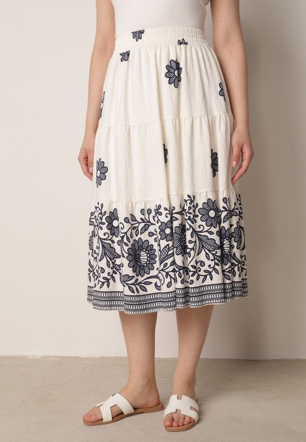 Born2be - Granatowa Rozkloszowana Spódnica z Wiskozy w Kwiatowy Wzór Masterore. Okazja: do pracy, na co dzień. Kolor: niebieski. Materiał: wiskoza. Wzór: kwiaty. Styl: casual