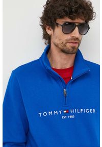 TOMMY HILFIGER - Tommy Hilfiger bluza męska kolor niebieski z nadrukiem. Kolor: niebieski. Materiał: bawełna. Długość: krótkie. Wzór: nadruk #4