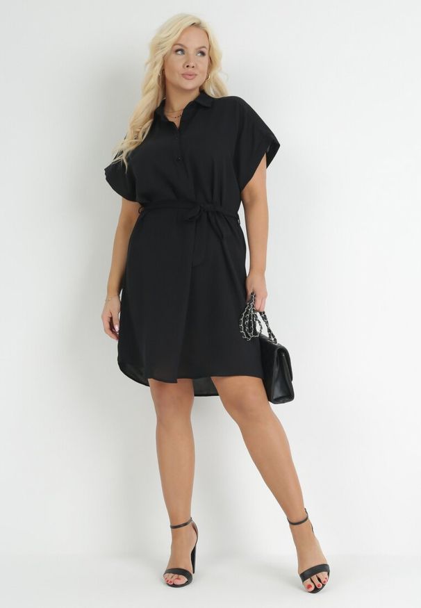 Born2be - Czarna Koszulowa Sukienka z Krótkim Rękawem i Wiązaniem w Pasie Mistie. Kolekcja: plus size. Kolor: czarny. Materiał: materiał. Długość rękawa: krótki rękaw. Wzór: gładki. Sezon: wiosna, lato. Typ sukienki: koszulowe. Długość: midi