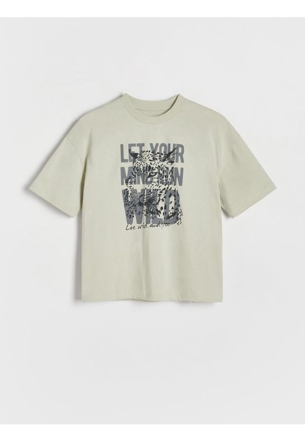 Reserved - T-shirt oversize z nadrukiem - oliwkowy. Kolor: oliwkowy. Materiał: bawełna, dzianina. Wzór: nadruk