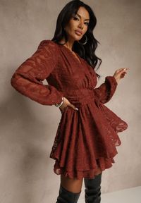 Renee - Czerwona Rozkloszowana Sukienka z Siateczki z Ozdobnym Tłoczeniem Zenessalia. Kolor: czerwony. Materiał: jeans, poliester. Typ sukienki: rozkloszowane. Styl: klasyczny, elegancki