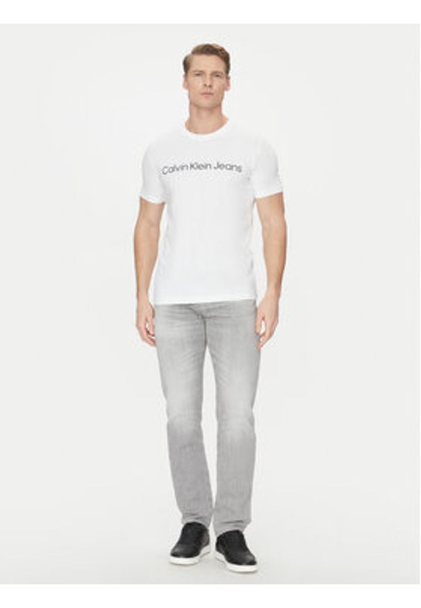 Calvin Klein Jeans T-Shirt J30J322552 Biały Slim Fit. Kolor: biały. Materiał: bawełna