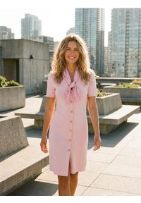 Sinsay - Sukienka mini z marszczeniem w talii i dekoracyjnymi guzikami - różowy. Kolor: różowy. Długość: mini #1