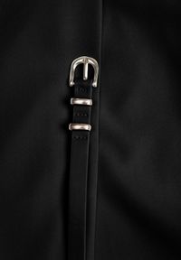 Renee - Czarne Spódnico-Szorty w Eleganckim Stylu z Wąskim Paskiem z Klamrą Ynislia. Kolor: czarny. Styl: elegancki #2