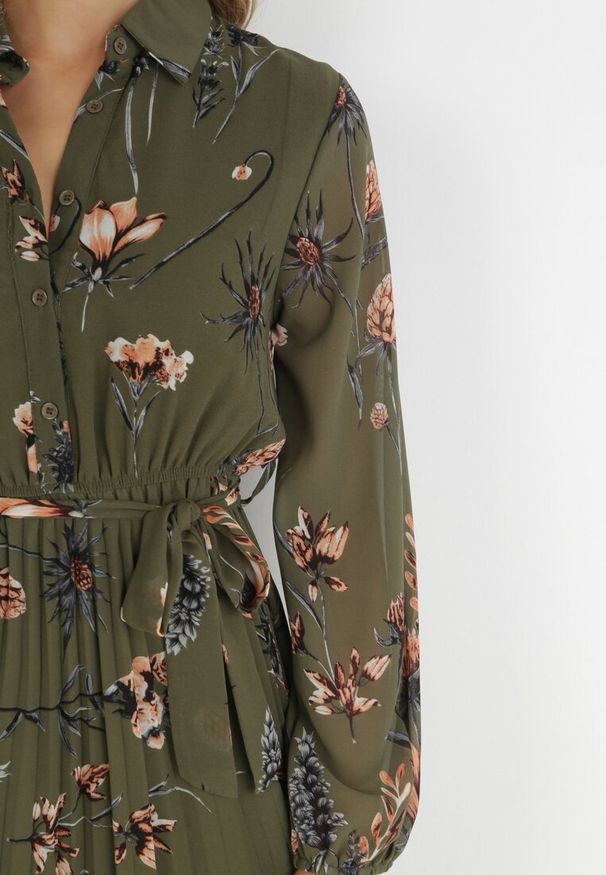 Born2be - Ciemnozielona Sukienka Plisowana w Kwiaty Curlina. Typ kołnierza: dekolt w łódkę. Kolor: zielony. Wzór: kwiaty. Typ sukienki: rozkloszowane