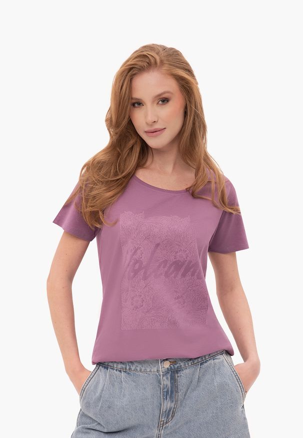 Volcano - Fioletowy t-shirt z nadrukiem T-PEPI. Okazja: na co dzień. Kolor: fioletowy. Materiał: elastan, bawełna, materiał. Długość: krótkie. Wzór: nadruk. Styl: casual, klasyczny
