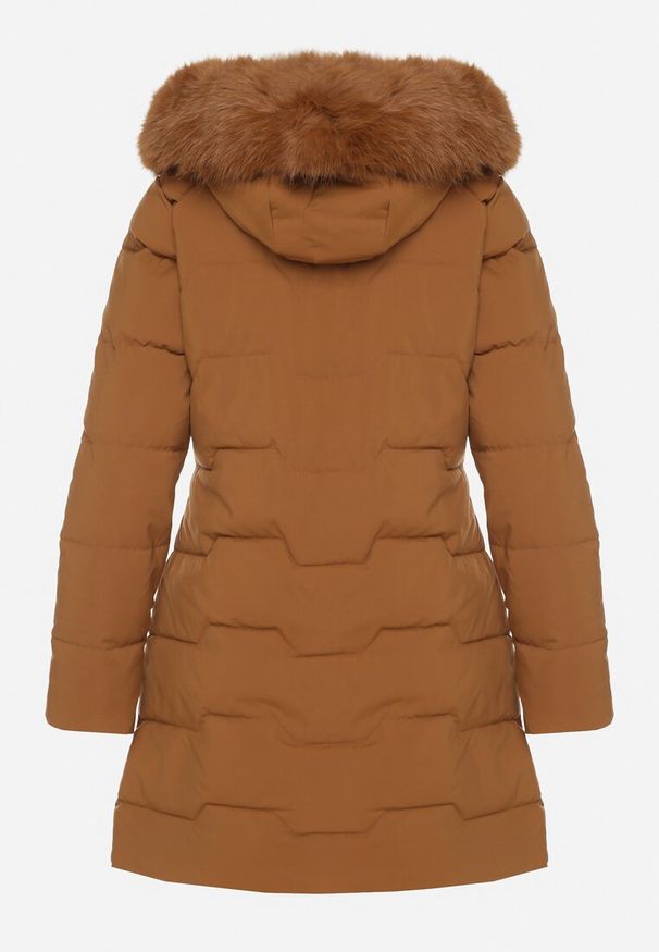 Born2be - Brązowa Taliowana Kurtka z Pikowanymi Przeszyciami i Kapturem z Futrem Mundria. Okazja: na co dzień. Kolor: brązowy. Materiał: futro. Styl: casual, elegancki, klasyczny