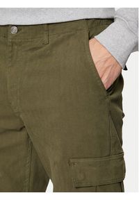 Guess Spodnie materiałowe M4BB39 WGC21 Zielony Regular Fit. Kolor: zielony. Materiał: bawełna