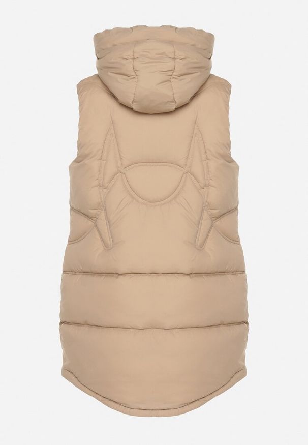 Born2be - Ciemnobeżowa Kamizelka Pikowana z Ozdobnym Suwakiem z Kapturem Fortisse. Okazja: na co dzień, na spotkanie biznesowe. Typ kołnierza: kaptur. Kolor: beżowy. Styl: klasyczny, casual, elegancki, biznesowy