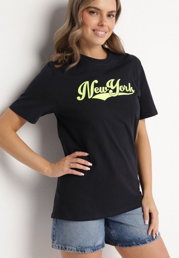 Born2be - Granatowa Koszulka z Bawełny Ozdobiona Nadrukiem Evalenne. Okazja: na co dzień. Kolor: niebieski. Materiał: bawełna. Wzór: nadruk, aplikacja. Styl: casual